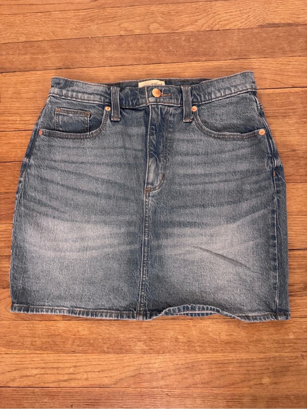 Universal Thread Women's Denim Mini Skirt - Size 6 / 28R
b21